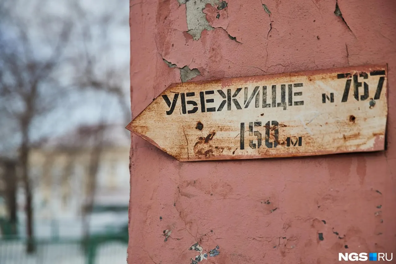 Специалисты обследуют техническое состояние, прочность и пригодность бомбоубежищ для приема людей в случае ЧП.