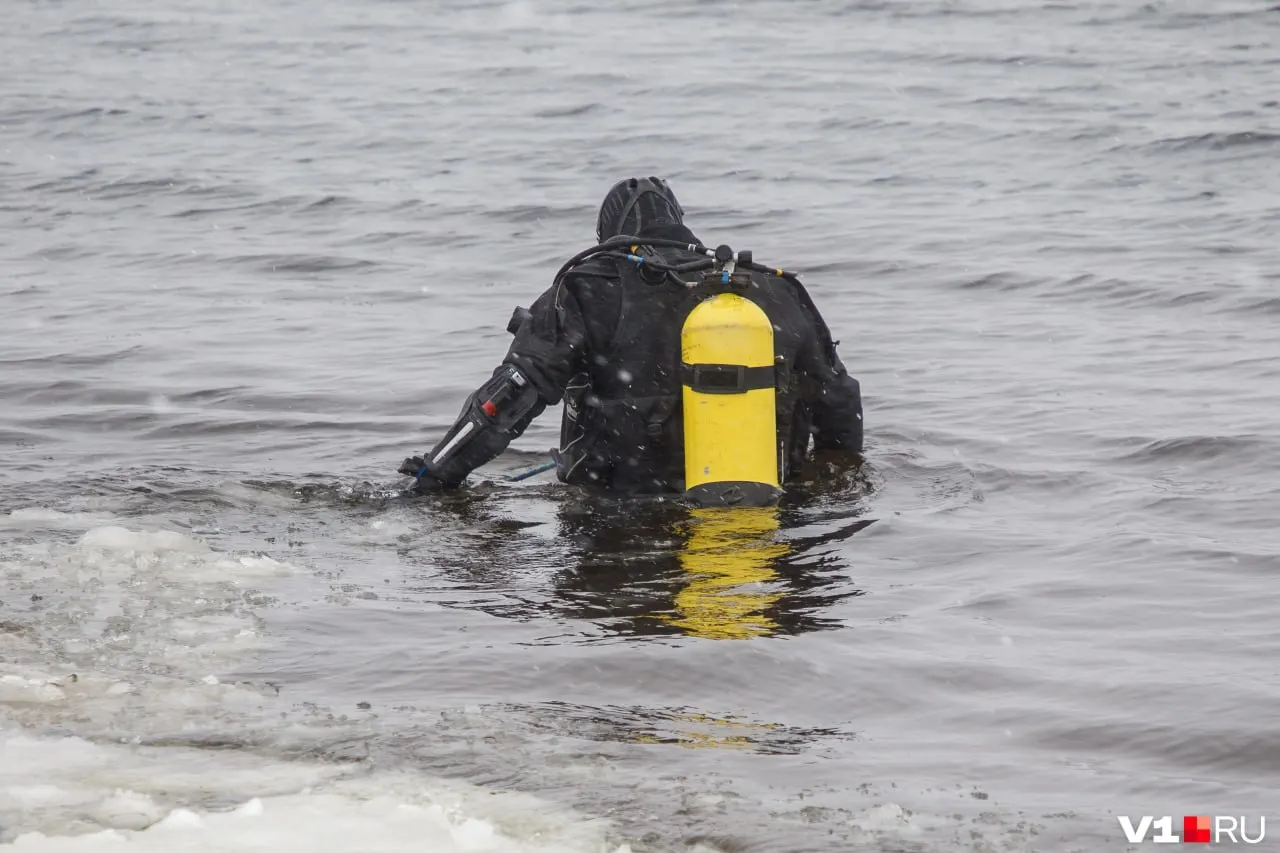 На озерном пляже в селе Орловка под Волгоградом утонул молодой мужчина. Водолазы достали погибшего из воды.