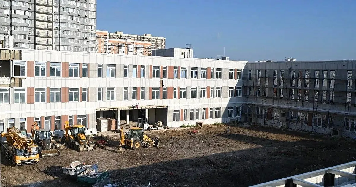 Пять новых школ откроют в Краснодаре к 1 сентября; названы адреса будущих учебных учреждений и ход работ по объектам.
