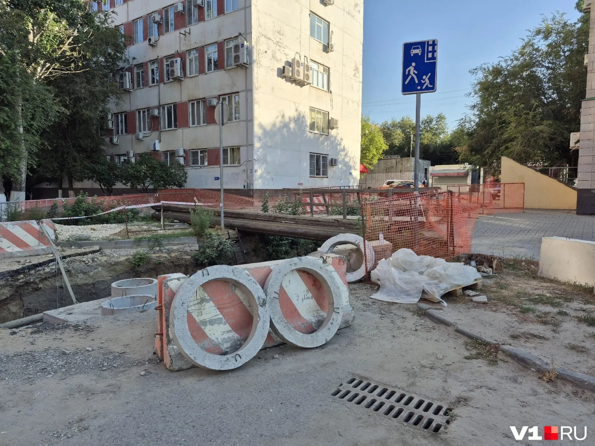 Местные жители жалуются на постоянную протечку канализационной воды и антисанитарию возле поликлиники; подрядчик ведёт работы по тепловой сети, сроки завершения неизвестны.