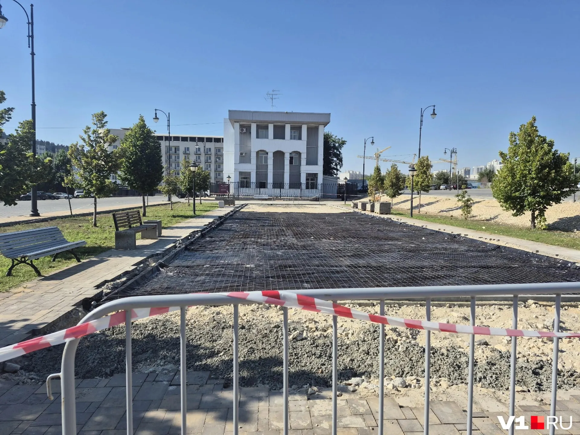 В Волгограде снесли одну спортивную площадку; запланировано размещение 15 новых объектов по городу. Работы ведёт подрядчик, сроки — до конца месяца.