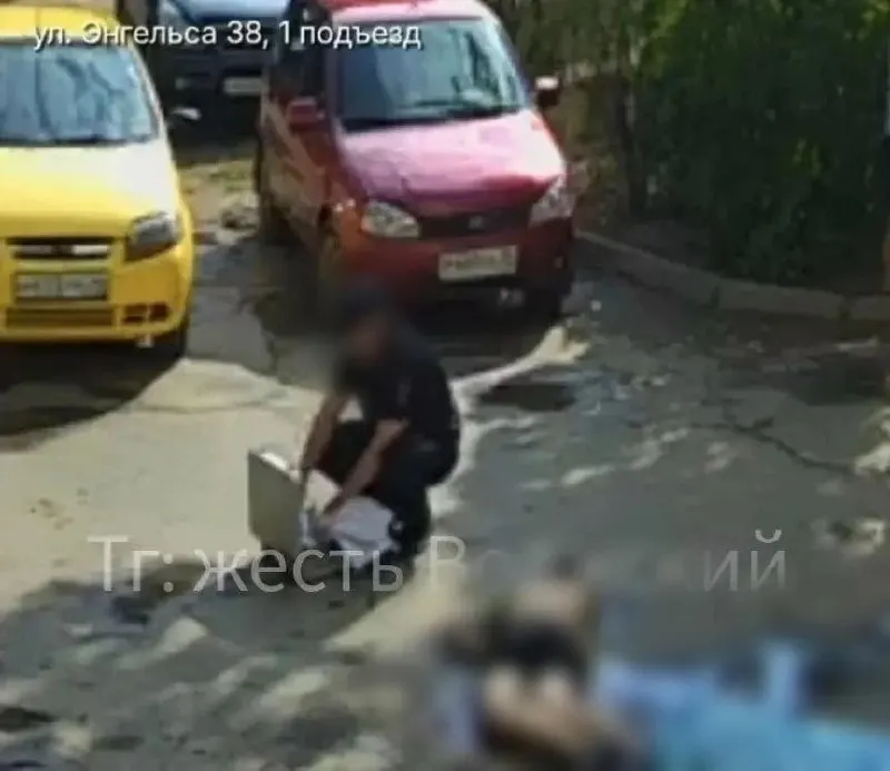 В Волгоградской области мужчина погиб после падения из окна 13-го этажа дома на улице Энгельса в Волжском; обстоятельства инцидента устанавливаются правоохранительными органами.