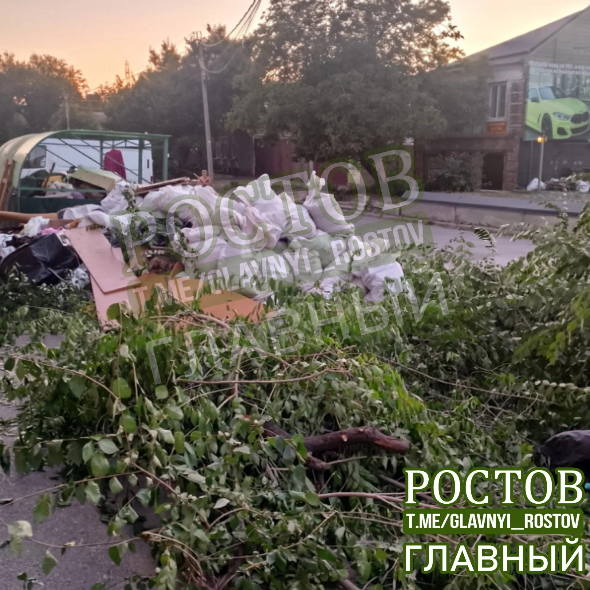 Во дворе по адресу Народного ополчения, 182 — груды веток, свалка рядом с контейнерами и стойкий запах канализации. Жители говорят, что обращения в службы игнорируют.