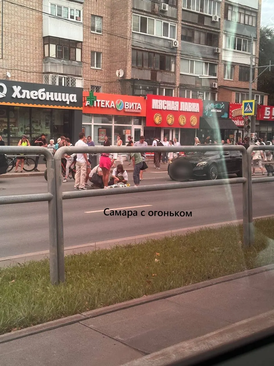На улице Ново-Садовой в Самаре водитель BMW сбил мальчика на самокате; пострадавшего увезли в больницу.