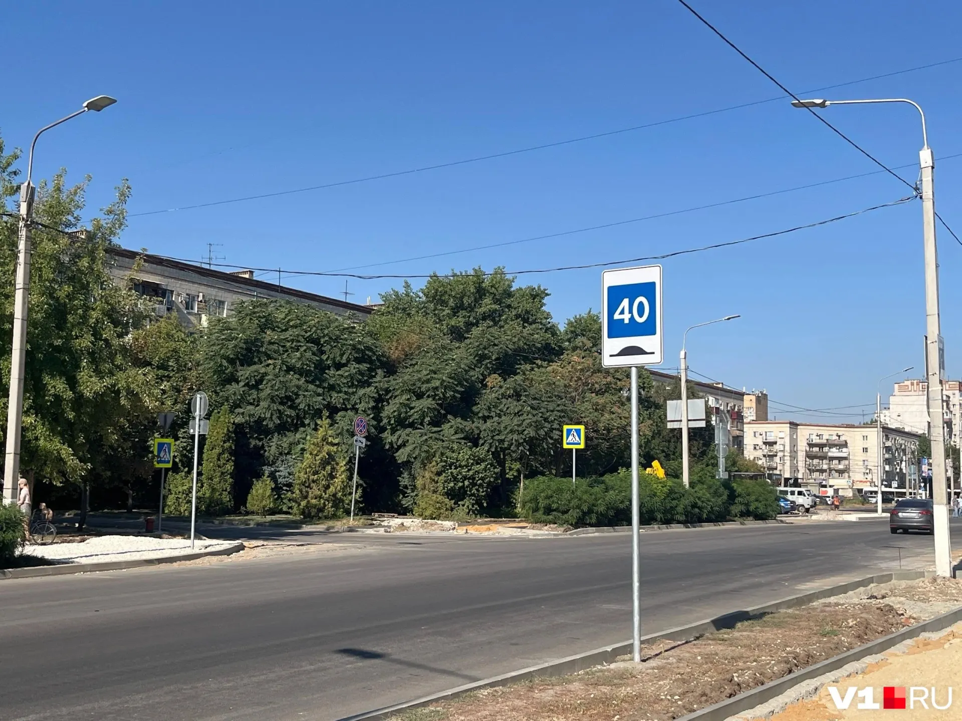 На участке улицы 7-й Гвардейской в Волгограде изменят схему движения в рамках ремонта; появятся новые дорожные знаки и парковка у арбитражного суда, доступная только для инвалидов.