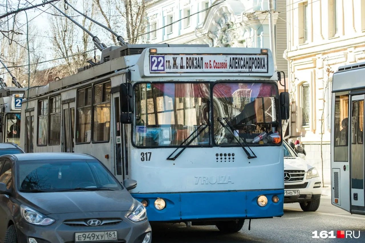 Контактные сети починили, жители Александровки снова могут добираться до дома и в центр.