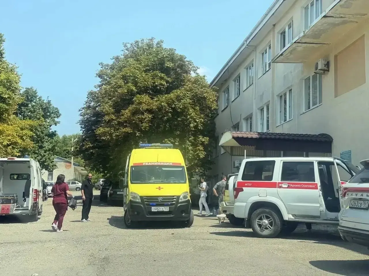 Всех пострадавших при атаке дронов в Архипо-Осиповке доставили в краевые больницы Краснодара; погибло семь человек, в том числе трое детей. Родственники погибших получают помощь, психологи оказывают поддержку.
