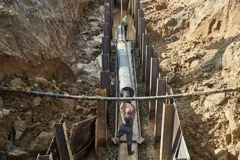 В регионе продолжат финансирование головного канализационного коллектора. В 2028 году планируется направление 5,79 млрд рублей из бюджета региона; общая стоимость проекта — около 17,3 млрд рублей.