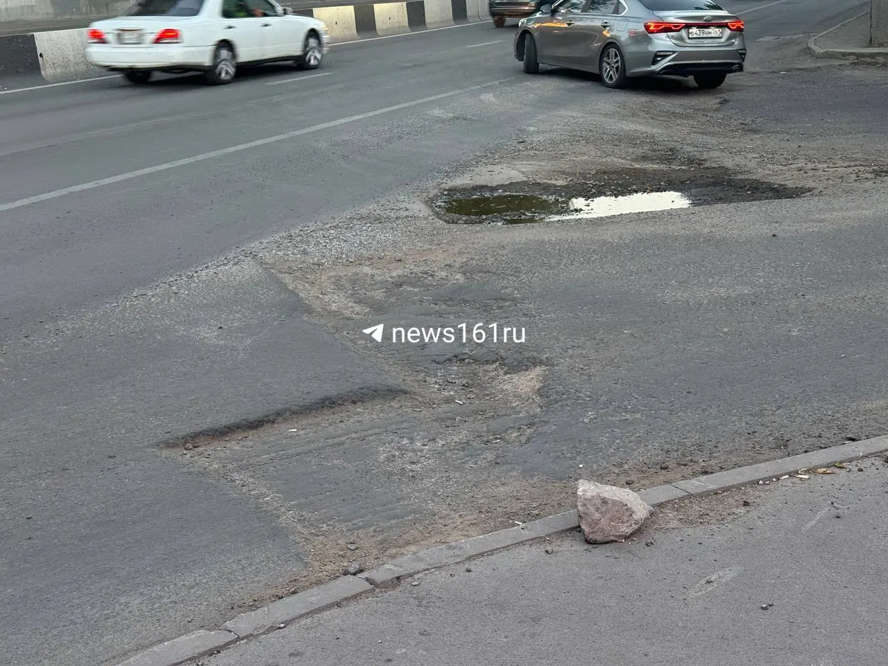 Горожане Ростова жалуются на появление ямы на участке дороги возле съезда на Нагибина после ремонта.