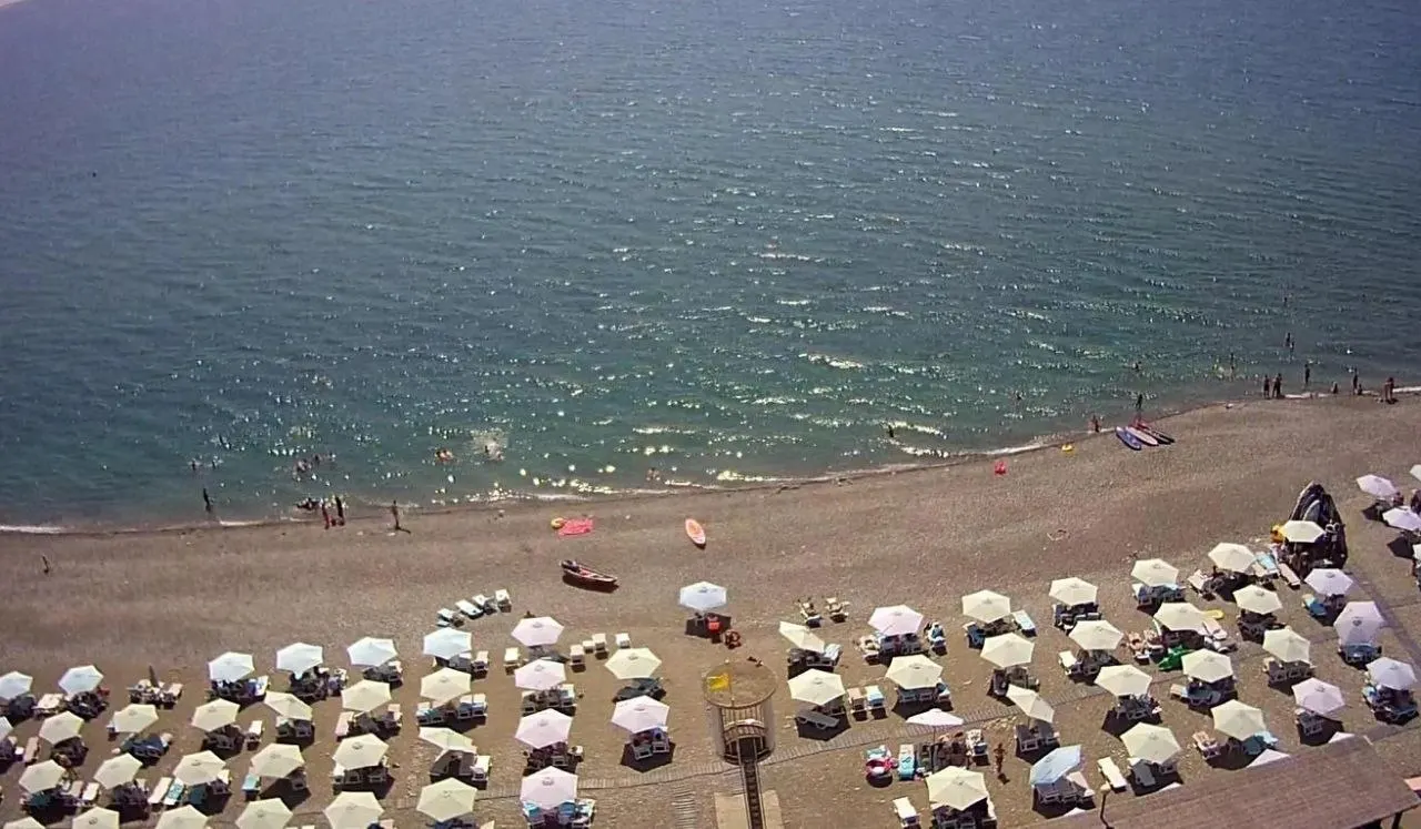 Антициклон принес жару на Кубань: температура достигает +39°C, море прогрето до +26°C, а в Ейске вода близится к кипению — около +28°C.
