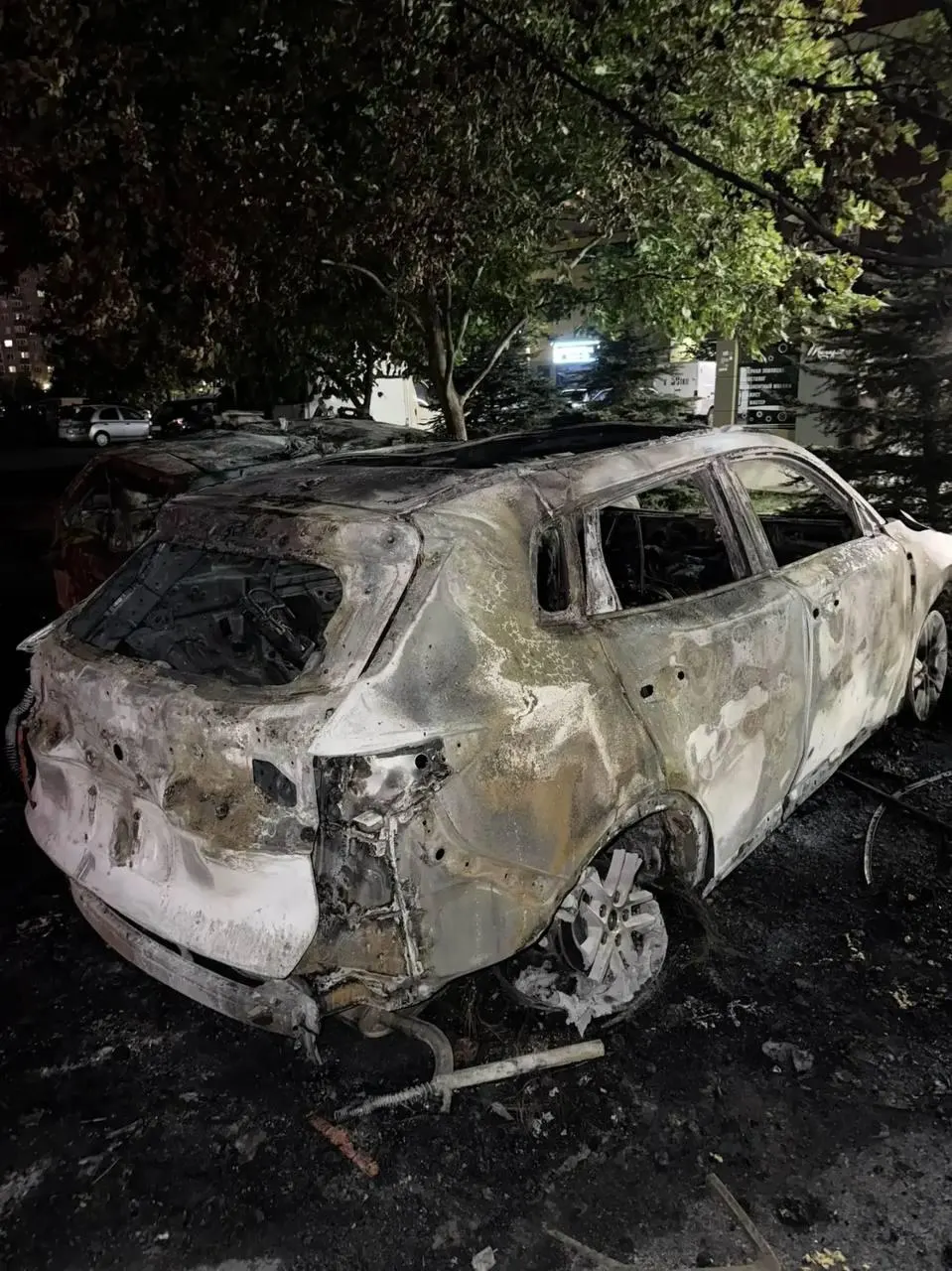 Ночью в Краснодаре произошёл пожар во дворе жилого дома: две авто выгорели полностью, третье повреждено, пострадавших нет.