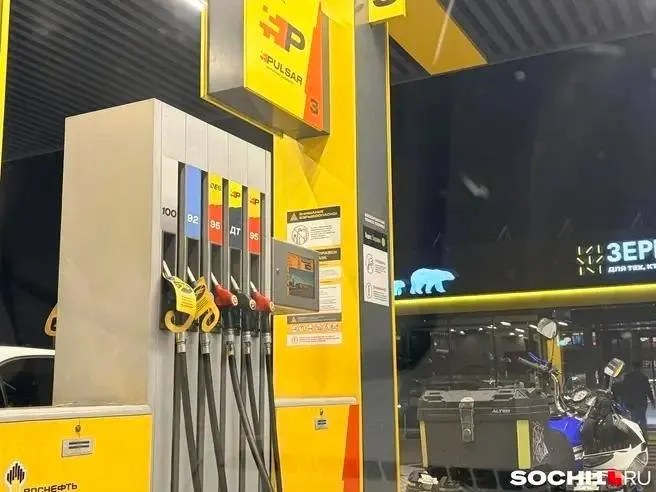 АИ-95 доступен на 28 из 52 действующих АЗС в Сочи.