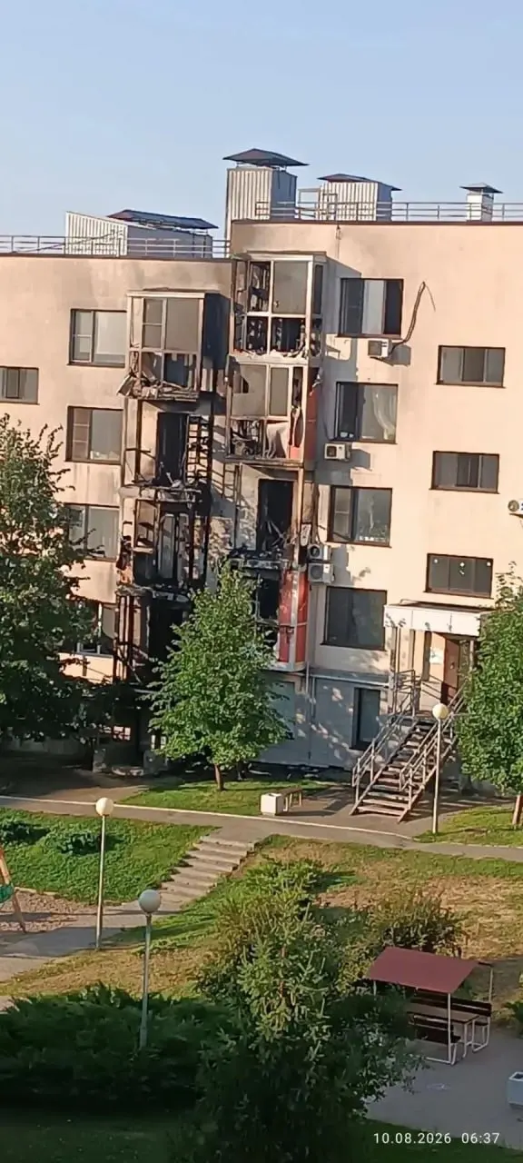 Пожар в доме на улице Грибанова уничтожил восемь квартир; по словам жильцов, причиной могло стать курение детей.