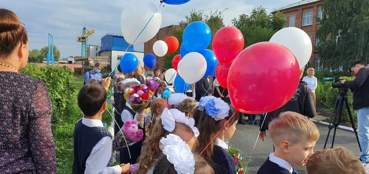 За год расходы на подготовку к школе в Омске выросли на 10% и достигли около 16 тыс. рублей; Москва, Санкт-Петербург и Красноярск остаются лидерами по расходам.