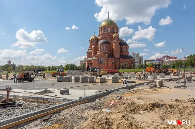 Ремонт и озеленение главной площади города должны были завершиться к 1 августа, однако на месте по-прежнему видна стройплощадка: техника, мешки с материалами и пыль.