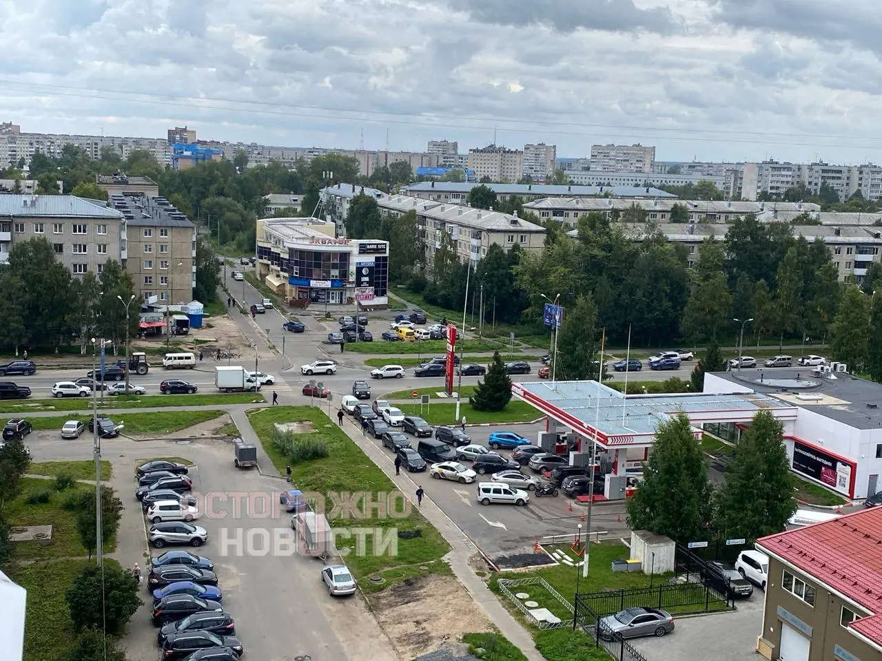 Длинные очереди на АЗС в нескольких регионах провоцируют задержки с топливом, штрафы за стояние в очереди и реакцию властей.