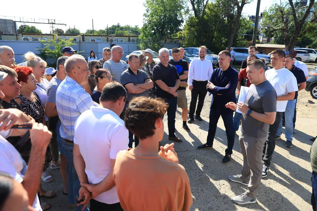 После длительных переговоров мэр подтвердил решение суда по выкупу части гаражей, что позволит продолжить строительство трамвайной линии на Западном обходе; демонтаж начнётся в ближайшее время.