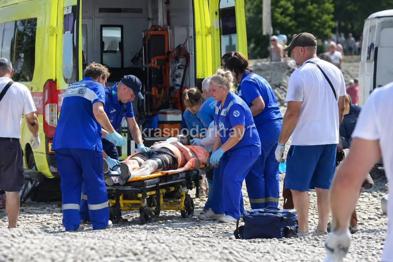 В Геленджике произошло падение обломков беспилотника: погибли четыре человека, в том числе ребёнок; десять получили ранения. Спасатели работают, власти сообщили, что атака была направлена на гражданскую инфраструктуру.
