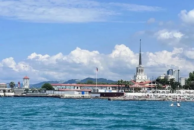 Власти призвали жителей и гостей курорта укрыться и соблюдать распоряжения служб безопасности.