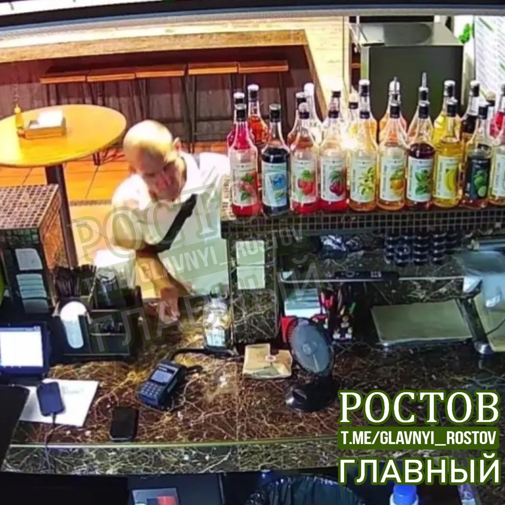 В кафе на улице Темерницкой, 49 произошла кража двух телефонов: личного и служебного. Заявление в полицию подано.