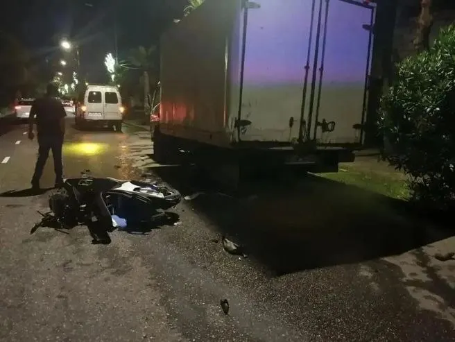 На улице Черноморской в Сочи произошло ДТП: водитель скутера погиб на месте до приезда медицинской помощи.