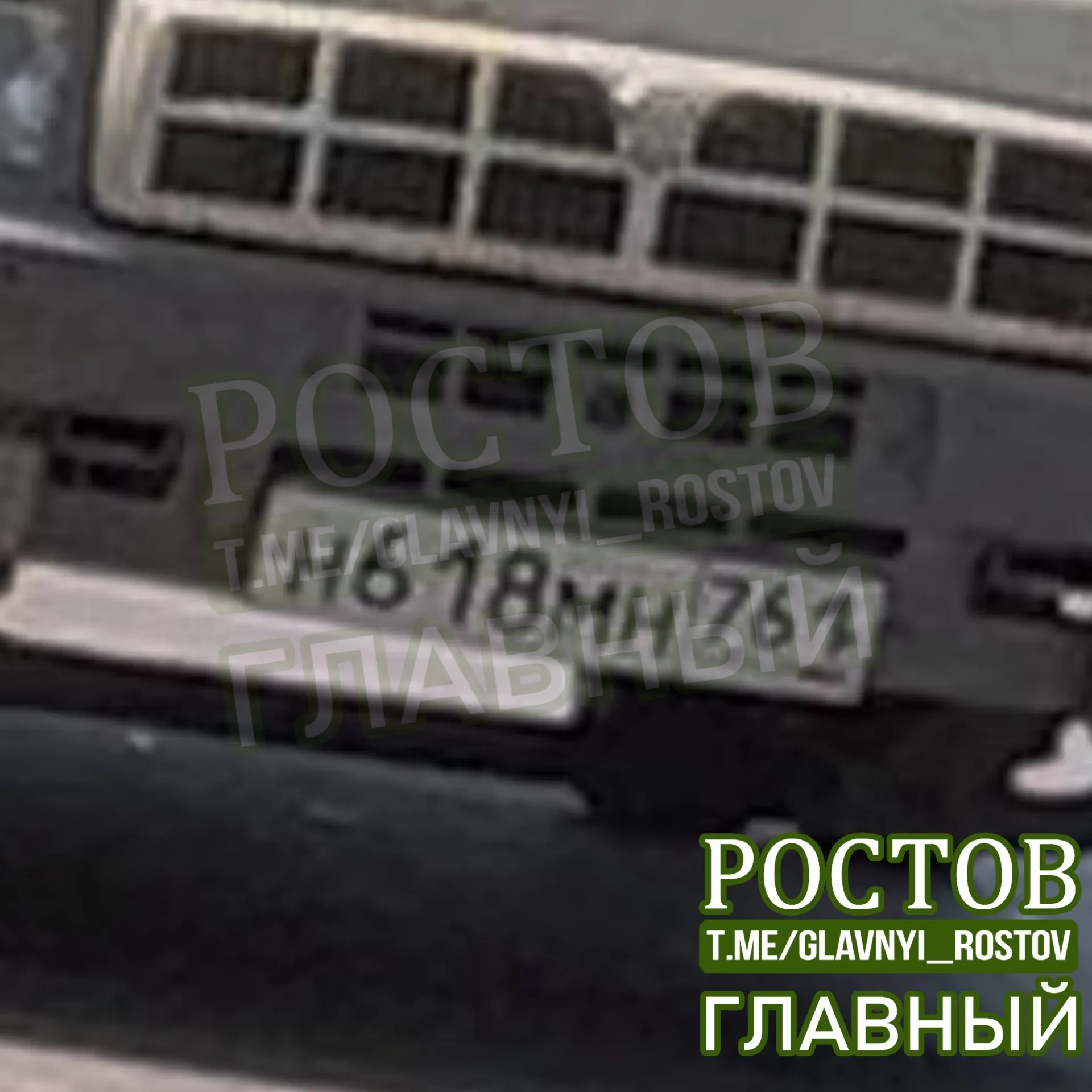 Жители Ростова-на-Дону фиксируют попытку вывоза строительного мусора в бытовые контейнеры у улицы М. Горького (Кировский район); ситуация вызывает возмущение.