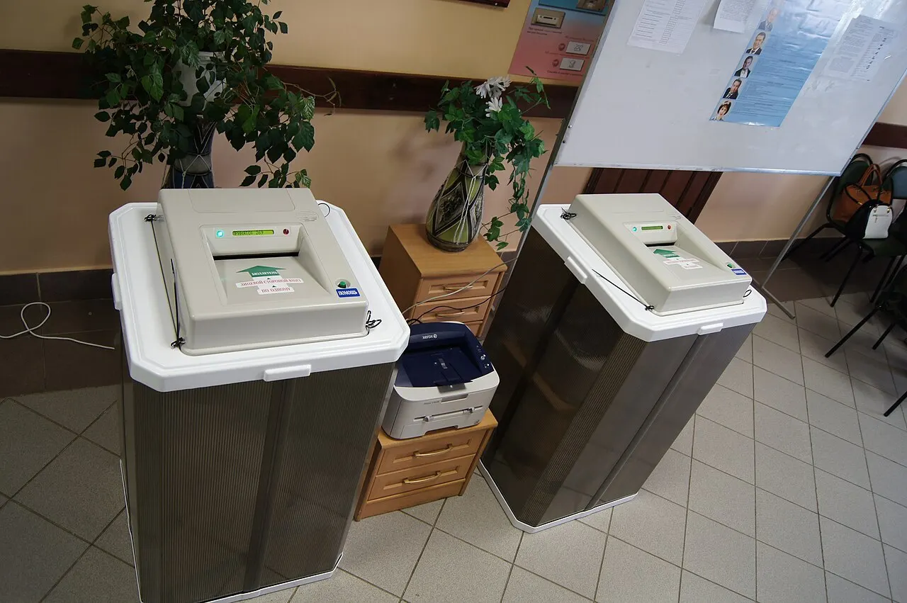 Из-за введённых санкций в Екатеринбурге прекращено использование комплексов обработки бюллетеней на участках, что может повлиять на подсчет голосов и вероятность манипуляций.