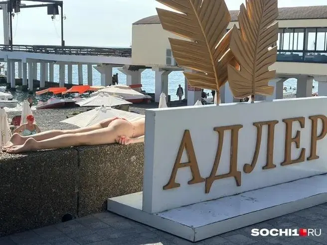 На курорте звучат сирены и закрывают аэропорт, отдыхающие ищут укрытие во время налета беспилотников.