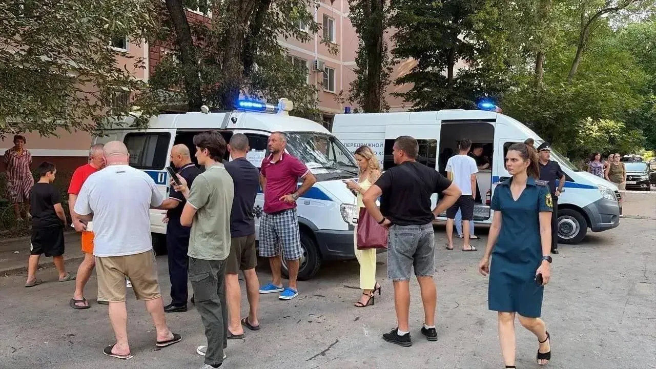 Пожары на двух адресах рассматриваются как единое происшествие. На месте работают службы, принимаются заявления и восстанавливаются документы.