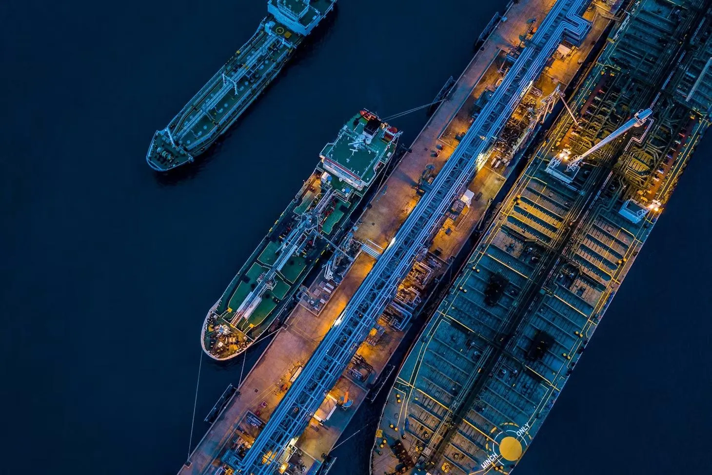 В августе ожидается снижение переработки нефти на НПЗ до около 4 млн баррелей в сутки; регионы вводят ограничительные меры на продажу топлива, а мировой рынок сталкивается с дополнительными потрясениями.