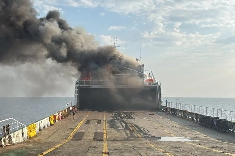 Дроновая атака по ролкеру NADEZHDA произошла в Черном море; на борту было 22 человека, в том числе 13 граждан Турции. Экипаж эвакуирован, пожар на судне держится, угрозы повторной атаки сохраняются.