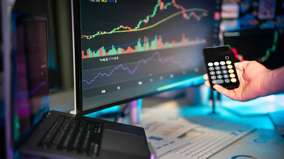 Раскрыты риски заморозки активов в стейблкоине USDT и растущее влияние зарубежной инфраструктуры на крипторынок; банки развивают собственные цифровые инструменты и платежные решения на фоне санкций и киберрисков.
