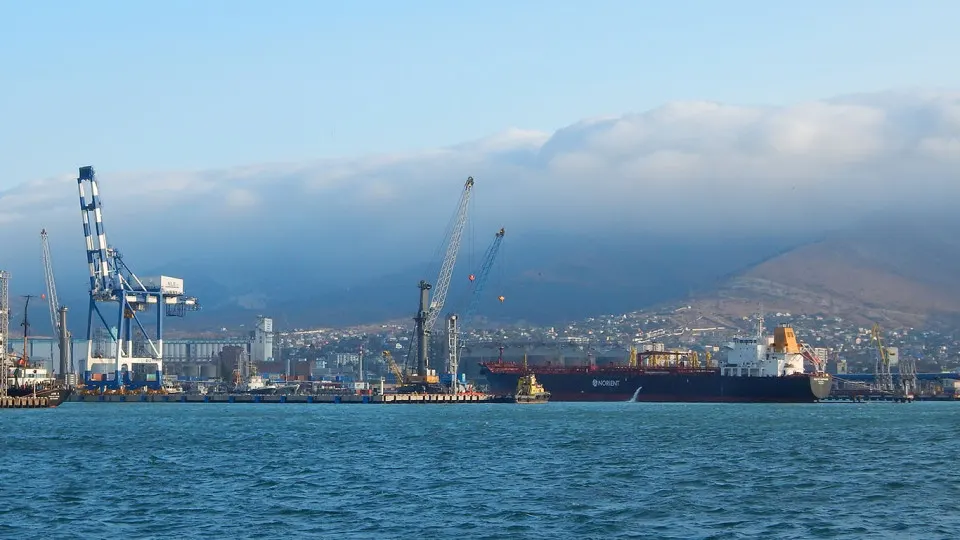 За последние несколько недель экспорт сырой нефти снижается из‑за атак на порты региона, что влияет на поставки на мировой рынок.