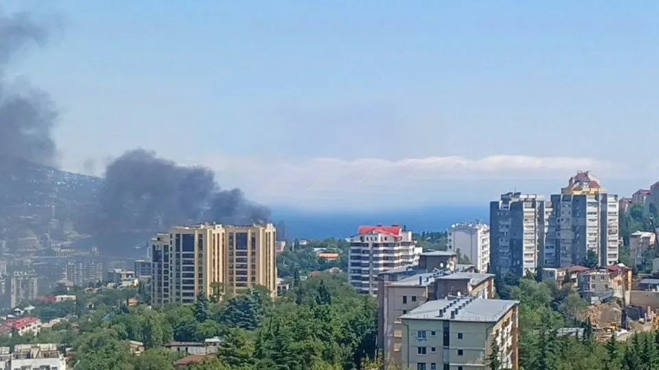 По свидетельствам очевидцев, после удара над Ялтой загорелось здание в прибрежной зоне. Власти эвакуируют близлежащие районы и призывают жителей соблюдать меры предосторожности.