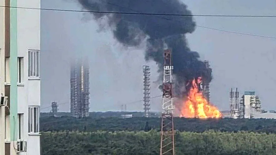 Крупный нефтехимический комплекс Сибура временно прекратил работу после удара беспилотников; на заводе в Тобольске оцениваются последствия и ведётся разбирательство.