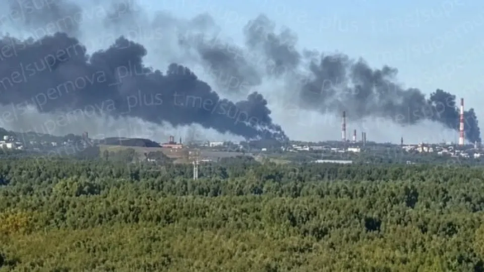 Ночью 28 августа Ярославль подвергся атакe беспилотников. В городе перекрыли дороги, изменили маршруты транспорта и закрыли детские сады; рядом загорелся нефтеперерабатывающий завод. Подробности уточняются.