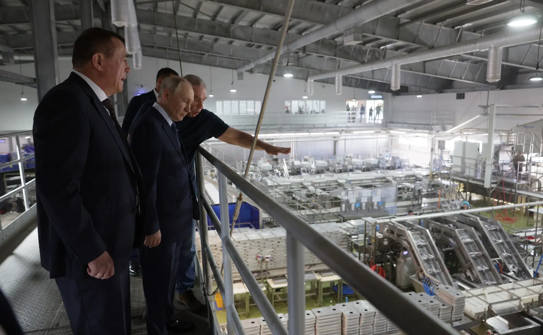 Президент провёл визит на Курильские острова на фоне напряжённых переговоров России и Японии по мирному договору и статусу островов.