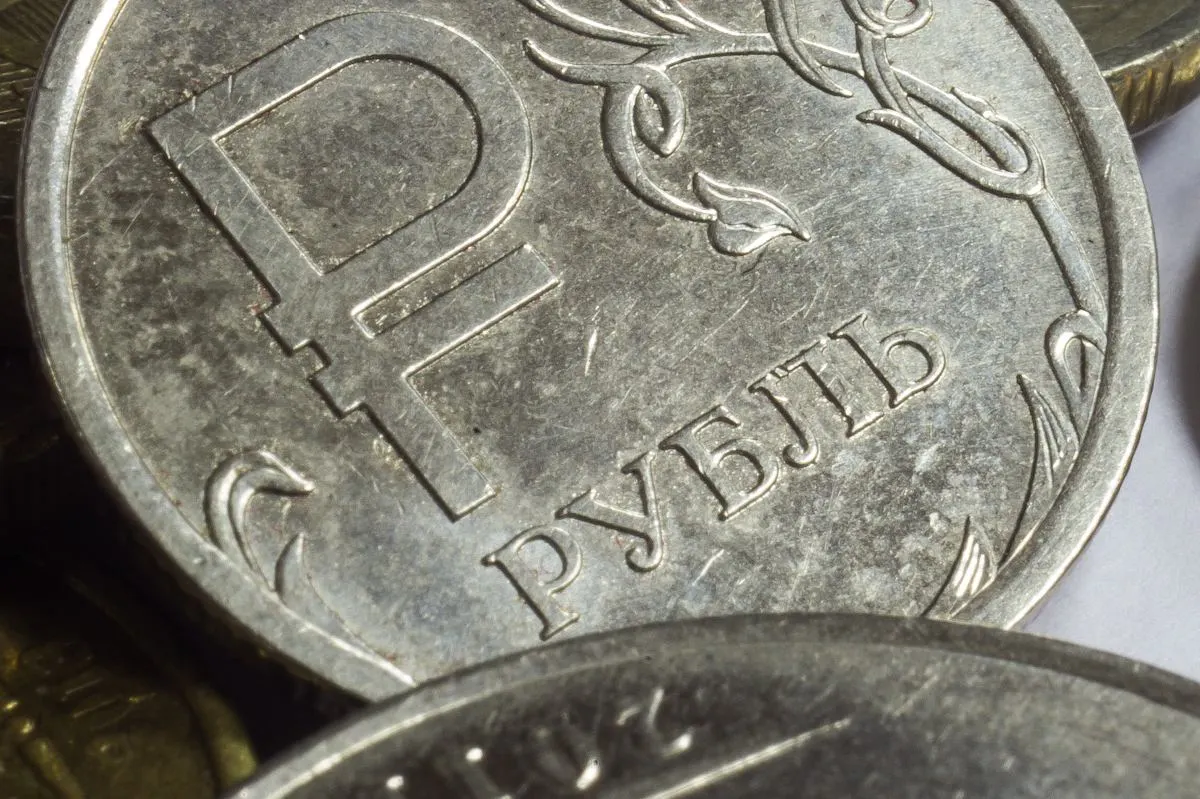 Прогноз правительства: МРОТ в 2027 году достигнет 28 935 рублей (+6,8%). В перспективе планируется довести размер до 35 тысяч рублей к 2030 году.