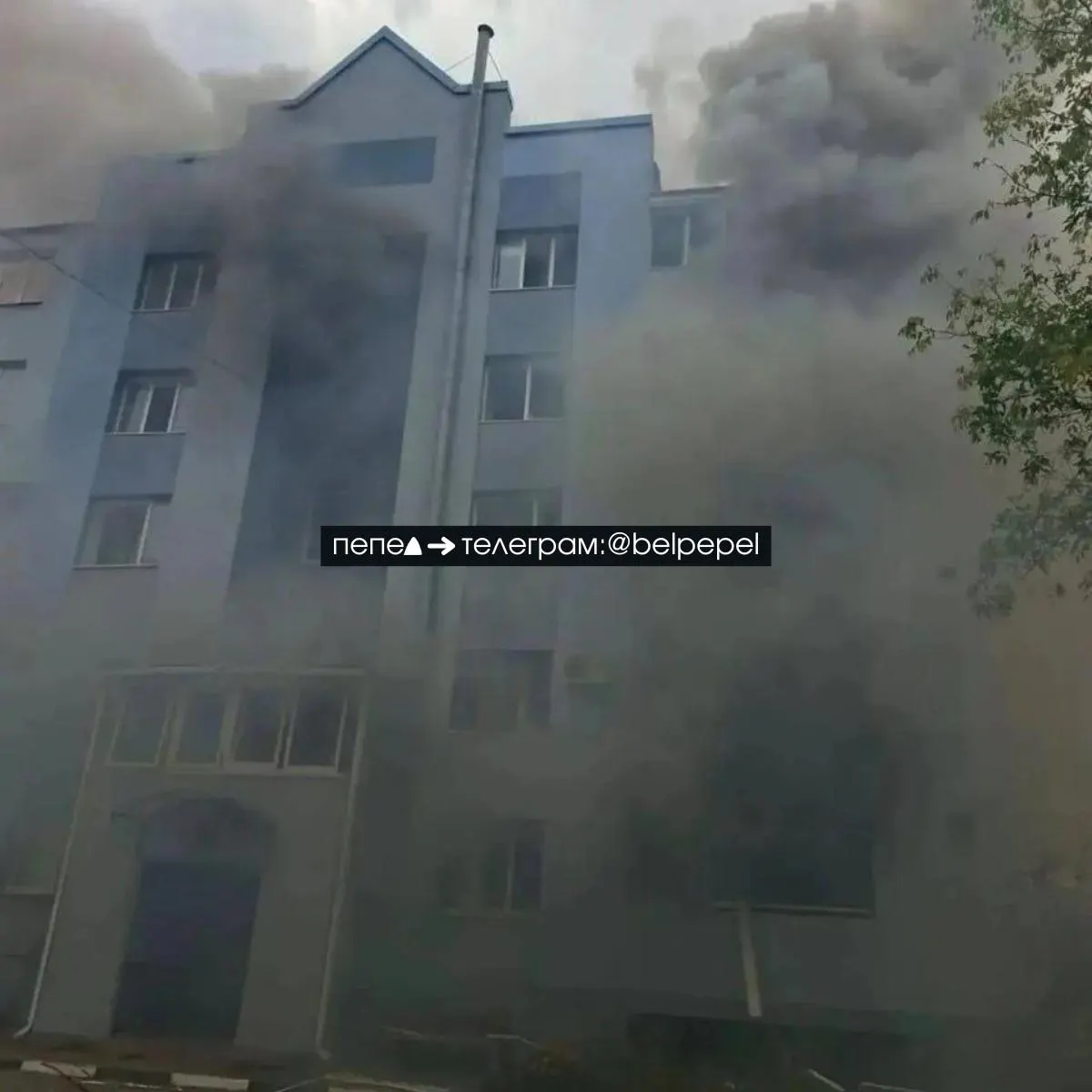 В результате взрыва пострадали два человека, повреждены окна и квартиры в нескольких домах.