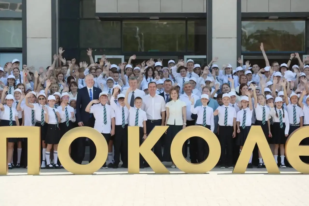 Новая школа на 12 гектарах рассчитана на 1100 мест в учебном корпусе и интернат на 600 воспитанников; здесь предусмотрены лаборатории и современные спортивные объекты.