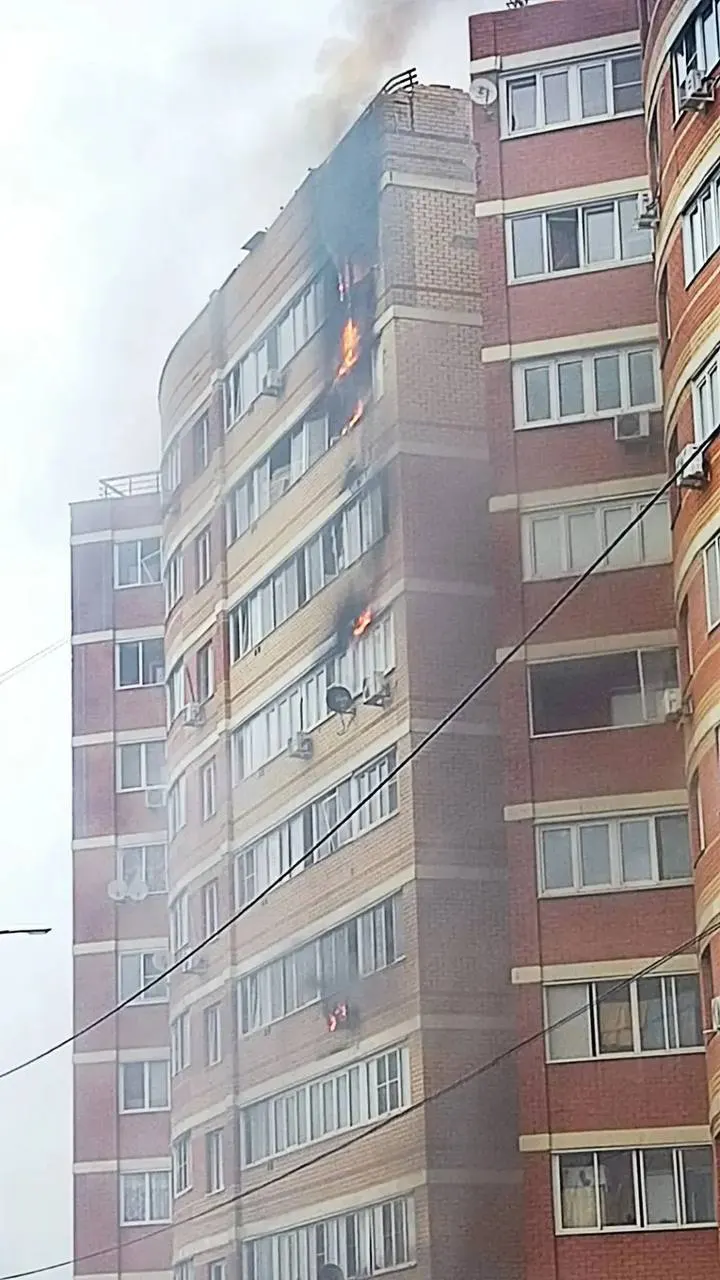 За ночь над Московской областью сбито 56 беспилотников; введены ограничения в аэропортах, идут эвакуации жильцов.