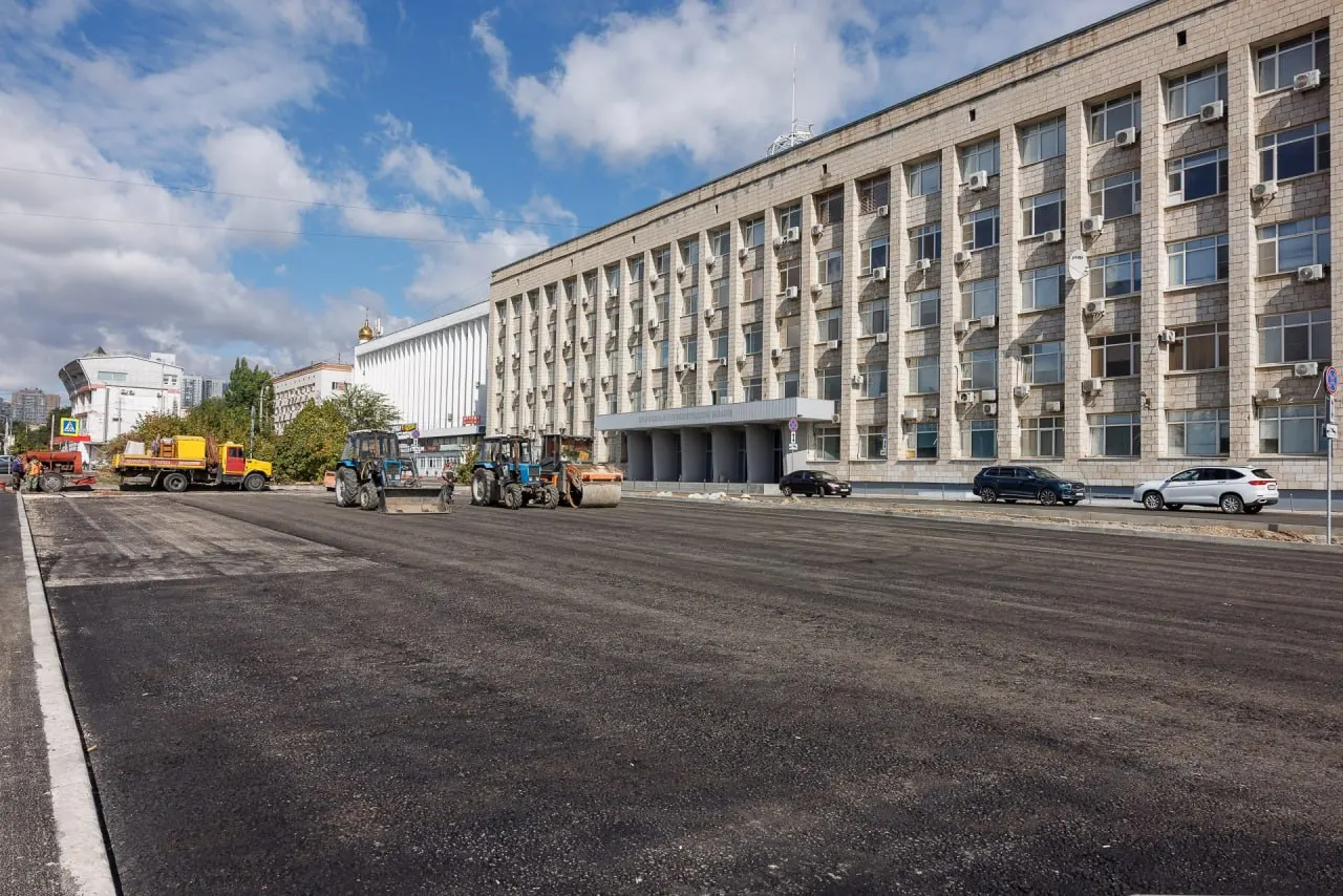 В Волгограде обсуждают ход работ по укладке верхнего слоя дороги в рамках регионального ремонта; местные автомобилисты выражают сомнение в долговечности покрытия под осенними дождями, в то время как учёные подчёркивают надёжность применяемой технологии.