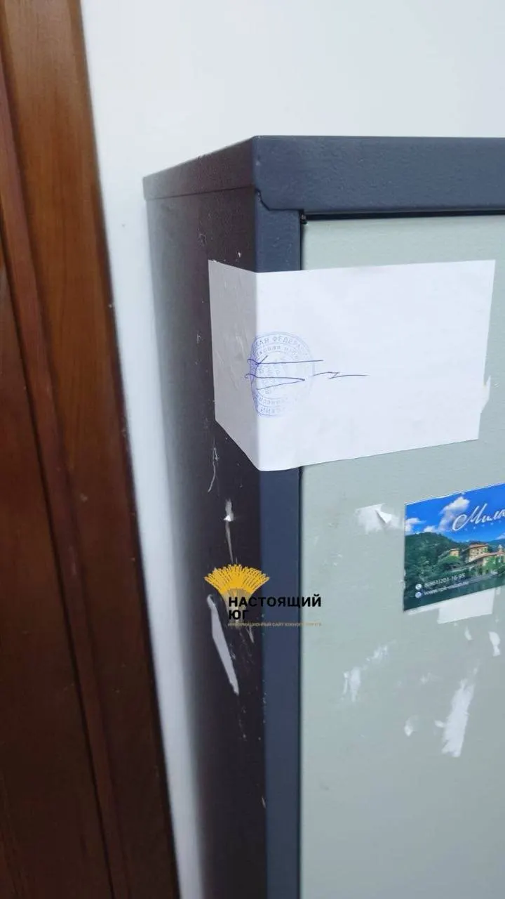 УИК №2059 в Юбилейном микрорайоне стал местом вскрытия сейфа, в котором хранились бюллетени; злоумышленники установили поддельную пломбу.