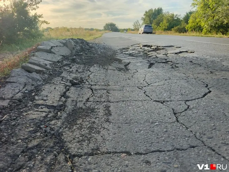 Жители региона пожаловались на плохое состояние дороги; власти сообщили о предстоящем ремонте участка между Волгоградом и Лебяжьей Поляной.