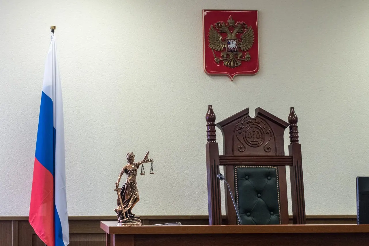 Первомайский районный суд Краснодара приостановил рассмотрение уголовного дела против Анны Елисеевой и ещё 11 обвиняемых застройщиков из Волгограда.