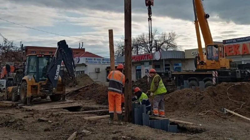 Новый срок открытия перехода на Дзержинского — октябрь 2026 года. Готовность объекта почти 99%, задержки связаны с инженерными коммуникациями; подрядчик привлечён к ответственности.