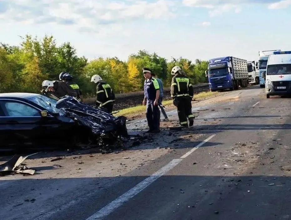 На трассе Р-22 в Поворинском районе произошла массовая авария: погиб 29-летний пассажир BMW, травмы получили водители BMW и Volvo.