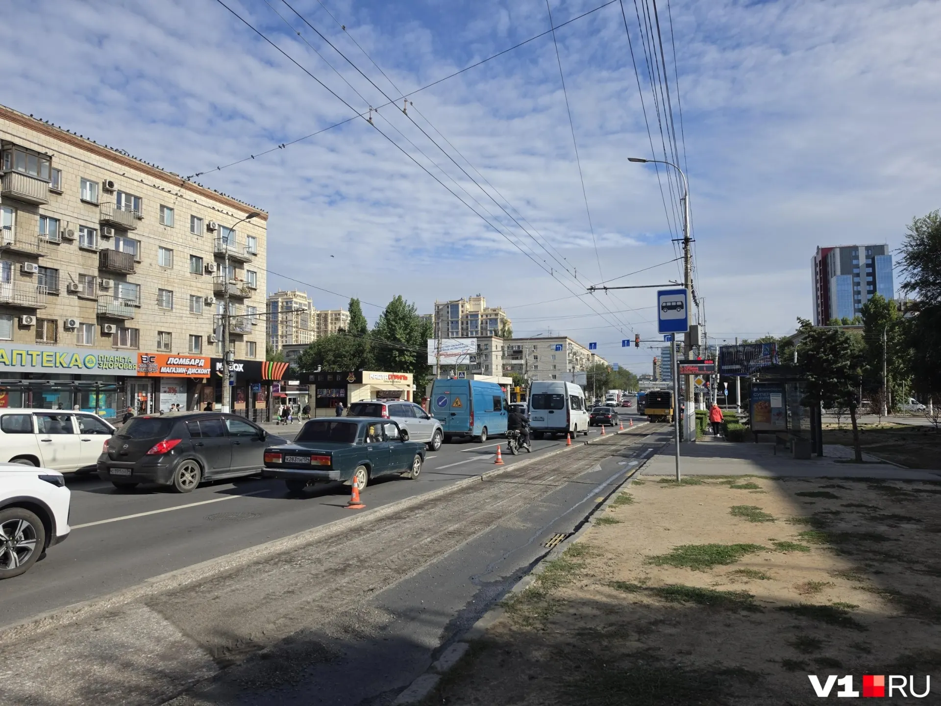Из-за ремонта проспекта Ленина пассажирский транспорт вынужден высаживать людей не на остановках, а на парковках, которые стали платными; движение троллейбусов и автобусов нарушено.