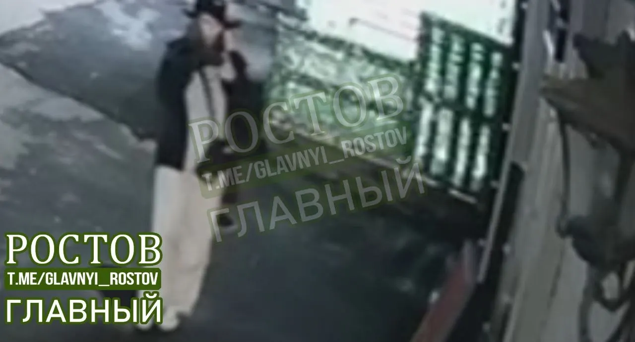 Девушка-подросток разместила запрещённую рекламу на уличном объекте; инцидент зафиксирован видеонаблюдением. В предупреждении подчёркиваются последствия за порчу имущества и распространение запрещённых материалов.