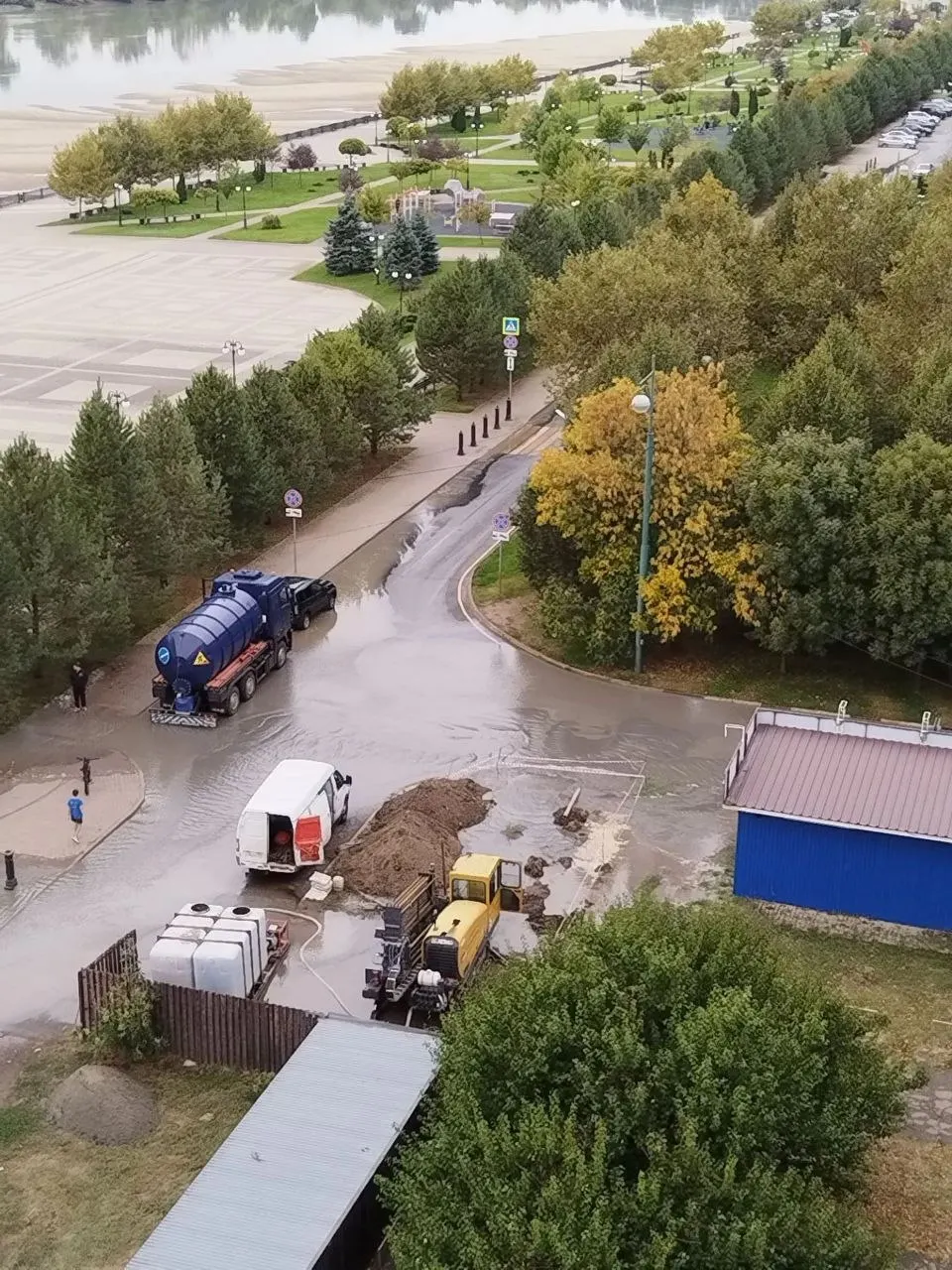 Временно отсутствует водоснабжение по адресам на ул. Рождественская Набережная: 13, 15, 17, 19, 25 и 39. Аварийная бригада на месте; техническую воду можно набрать на 19-й Набережной.